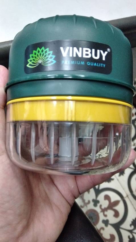 Máy mạnh, lưỡi khá bén, xay nhuyễn được nhiều gia vị, nhưng xay không đều, lưỡi dao mỏng, khớp nối bằng nhựa không chắc chắn, pin sạc nhưng lại hàn nguyên khối, không thể thay pin, không thể vừa cắm sạc vừa xay, tương lai pin chai xem như bỏ luôn.