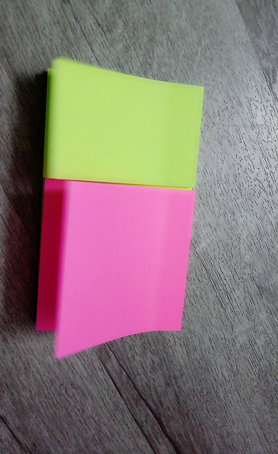 Tiki giao hàng siêu nhanh nhé, đóng gói siêu cẩn thận như trước giờ vẫn thế cảm ơn ship nhiều ah!
Hàng ok miễn chê, giấy khá dày dặn, à có điều độ dính vừa phải, ncl ổn đó,