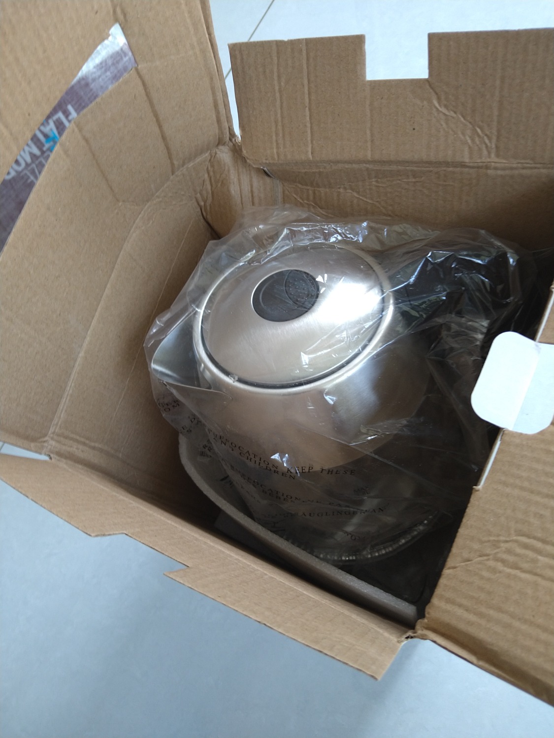 ấm điện vừa nhận từ tay nhân viên chuyển phát thì thùng hàng đã bị móp nặng và đã bị vỡ, gói hàng dễ vỡ thì không dùng xốp, vật liệu bảo vệ.
đơn vị vận chuyển không liên hệ giao hàng nhưng vẫn cập nhật trạng thái không liên lạc được với người nhận, mua hàng tiki nhiều nhưng lần này không thể chấp nhận được. lần trước mua sách dù bị trừ bookcare nhưng sách vẫn không được bọc, lần này thì ấm bị vỡ nhưng không được giải quyết nhanh gọn