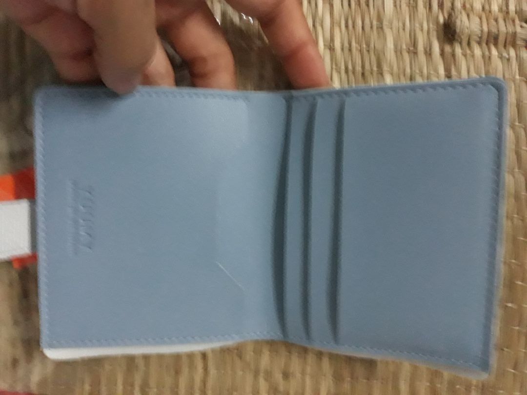 ví da nhỏ gọn, mềm, không có mùi da gây khó chịu.