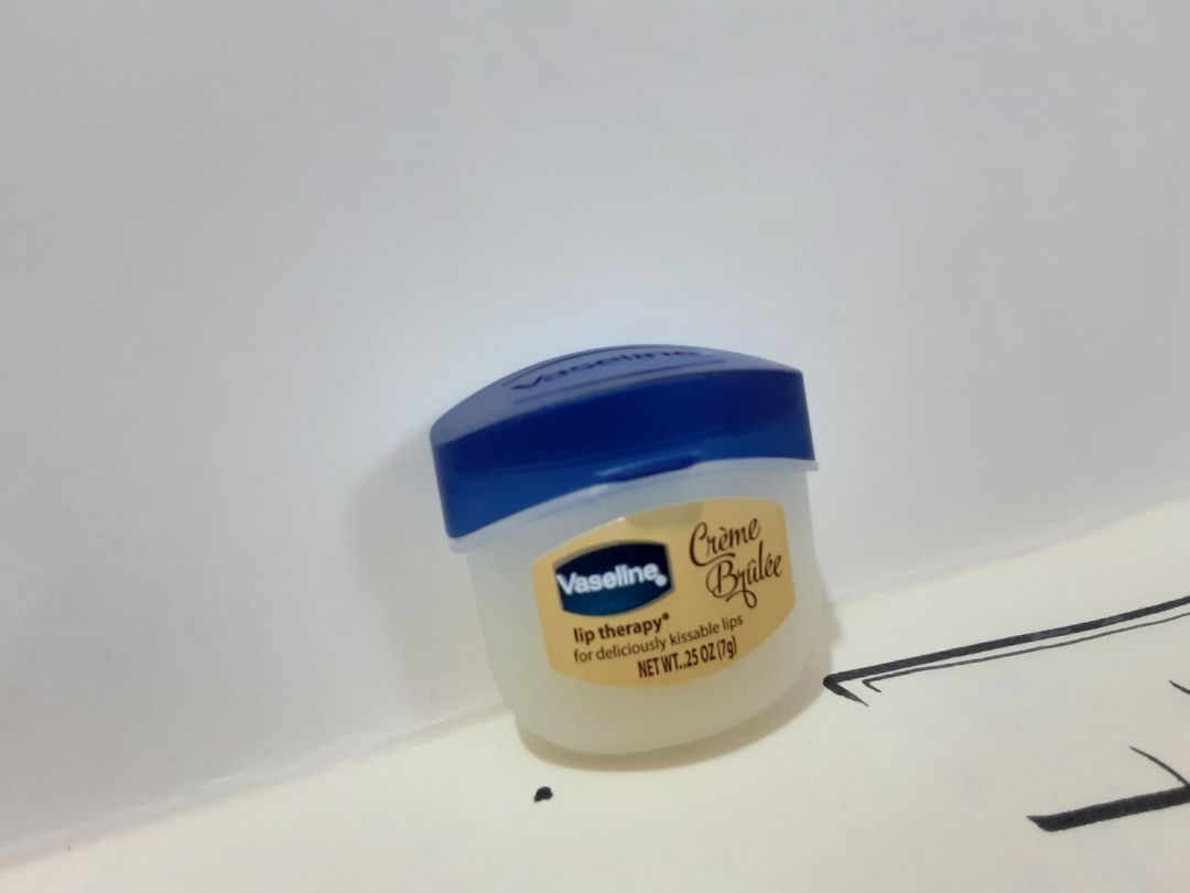 Hộp nhỏ nhắn, dễ cầm, tiện mang theo
Mình thấy độ giữ ẩm tạm được, không bằng vaseline original, nhưng nó hợp để dưỡng môi trước khi đánh son nếu bạn nào ko thik quá bóng hay cảm giác nặng môi
Mn thoa vaseline với lượng vừa đủ (ko quá nhiều) , sau đó đợi tầm 5 phút r thoa son màu lên thôi