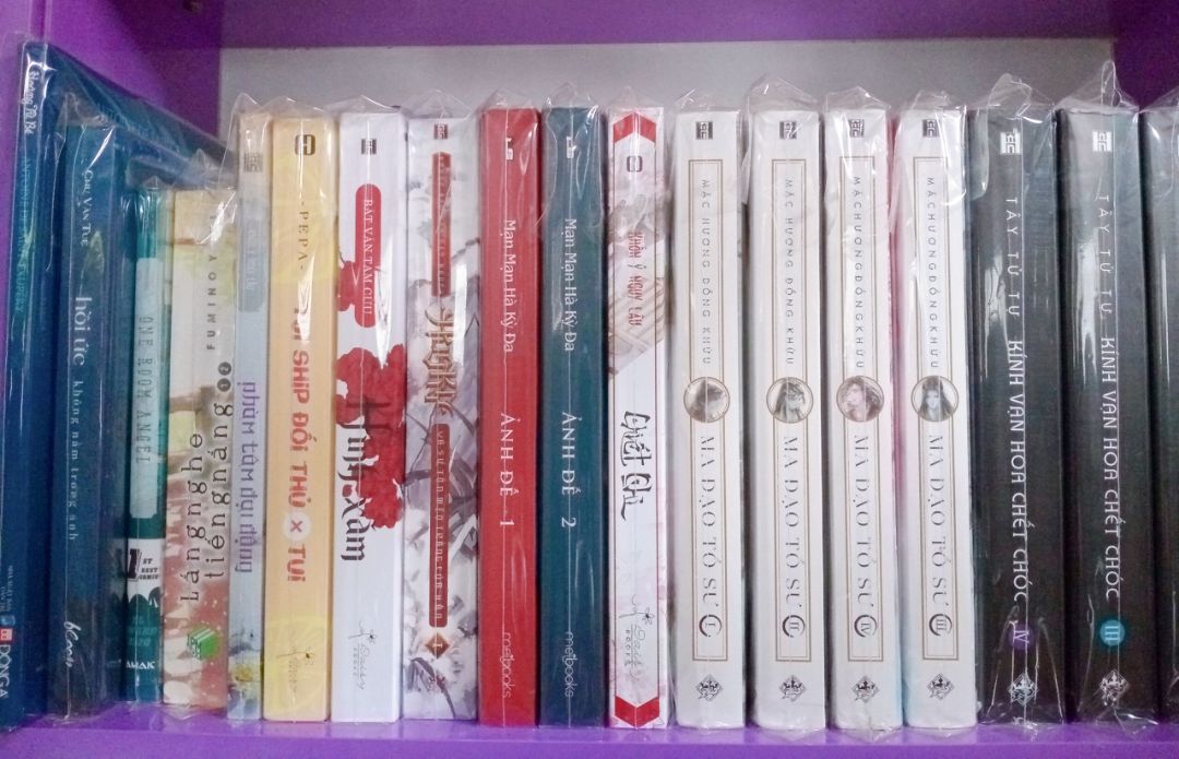 tiki gói hàng không kĩ gì cả, còn chả có chống xốc thế mà chả hiểu sao quyển Chiết Chi của mình vẫn nguyên vẹn còn quyển Khế Tử gói chung thì lại dập gáy =)) má cayyy. thôi thì Chiết Chi vẫn nguyên vẹn còn rất xinh nên cũng ok. về nội dung thì thấy mn bảo hay lắm, còn ngược nữa nên mua. cơ mà chỉ nhìn mỗi bìa thôi là thấy xứng đáng rồi ;3 đẹpp lammm