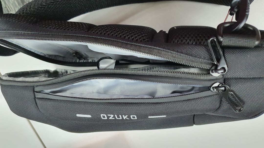 Túi chất liệu tốt, khóa trơn, các ngăn đủ dùng song khoang để đổ bên trong chưa hợp lý lắm. mình trừ 1 sao vì mùi vật liệu làm lót hơi khó ngửi, không rõ dùng lâu có hết không. Túi chất liệu tốt, khóa trơn, các ngăn đủ dùng song khoang để đổ bên trong chưa hợp lý lắm. mình trừ 1 sao vì mùi vật liệu làm lót hơi khó ngửi, không rõ dùng lâu có hết không.