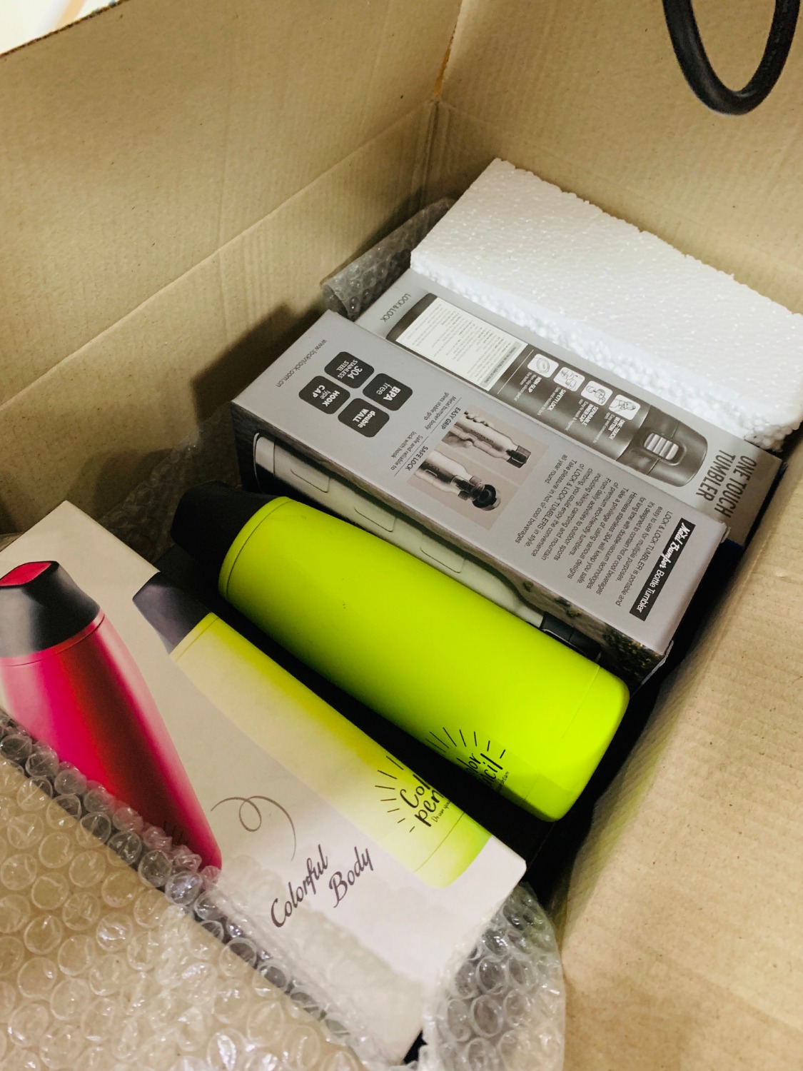 Mình mua 9 món, 8 món có hộp đầy đủ, 1 cái nằm bên ngoài bị lỗi trầy ko thể là hàng mới đem bán cho khách được, ko hộp.  Nhìn vào KHÔNG thể cho là sơ suất khâu soạn hàng mà là CỐ TÌNH gây ra sai phạm này.  Lỗi ko do khách hàng nhưng khách cũng phải chờ 2-3 ngày để được hoàn trả mặc dù khách trả phí sử dụng TIKINOW.  Khi nhận hàng shipper từ chối chờ khách kiểm hàng với lý do đã trễ giờ cần đi gấp, có gì thì liên lạc sau.

TIKI cần coi lại các khâu soạn và giao hàng của mình và có cách giải quyết hợp lý hơn là đã lấy phí TIKINOW nhưng có lỗi thì chậm chạp xử lý.

Cảm ơn.