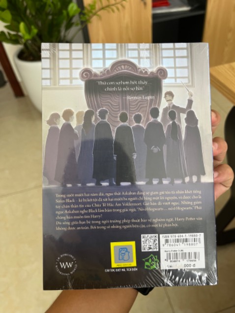 Mình đặt lúc 7h tối ngày 29/10 thì sáng ngày 30/10 Tiki đã giao sách đến nơi, mua sách của Tiki Trading thì thường sẽ giao rất nhanh.
Nhìn bên ngoài, sách thiết kế đẹp, bọc nilon kín.
Mình mua tặng nên không bóc ra, không biết chất lượng giấy thế nào.
Giá cả thế này thì rất hợp lý để mua về đọc rồi.