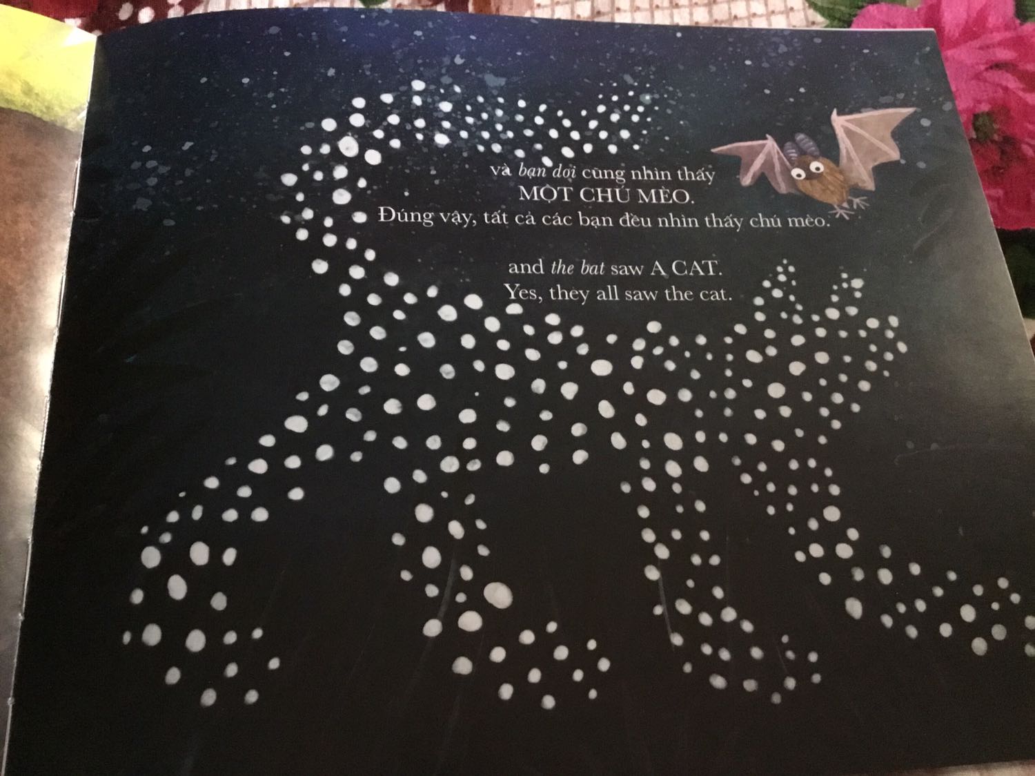 Chú mèo qua góc nhìn của các sinh vật khác nhau mang hình ảnh khác nhau. Độc đáo và thú vị là những j mình muốn bình phẩm về cuốn sách sau 1 tg đọc cho con nghe mỗi đêm.  Với nội dung cực kì đơn giản, câu chữ lặp lại tưởng chừng nhàm chán nhưng lại được con trai mình lựa chọn đầu tiên cho mỗi buổi đọc sách. Mình rất muốn giới thiệu thêm cho con trai các quyển sách khác nhưng quyển sách này lại khiến con mình thích thú nhiều hơn cả. Các Mom có thể tham khảo và sưu tầm quyển này cho bé nhà mình nhé.
Dạy con điều hay- Walking brain