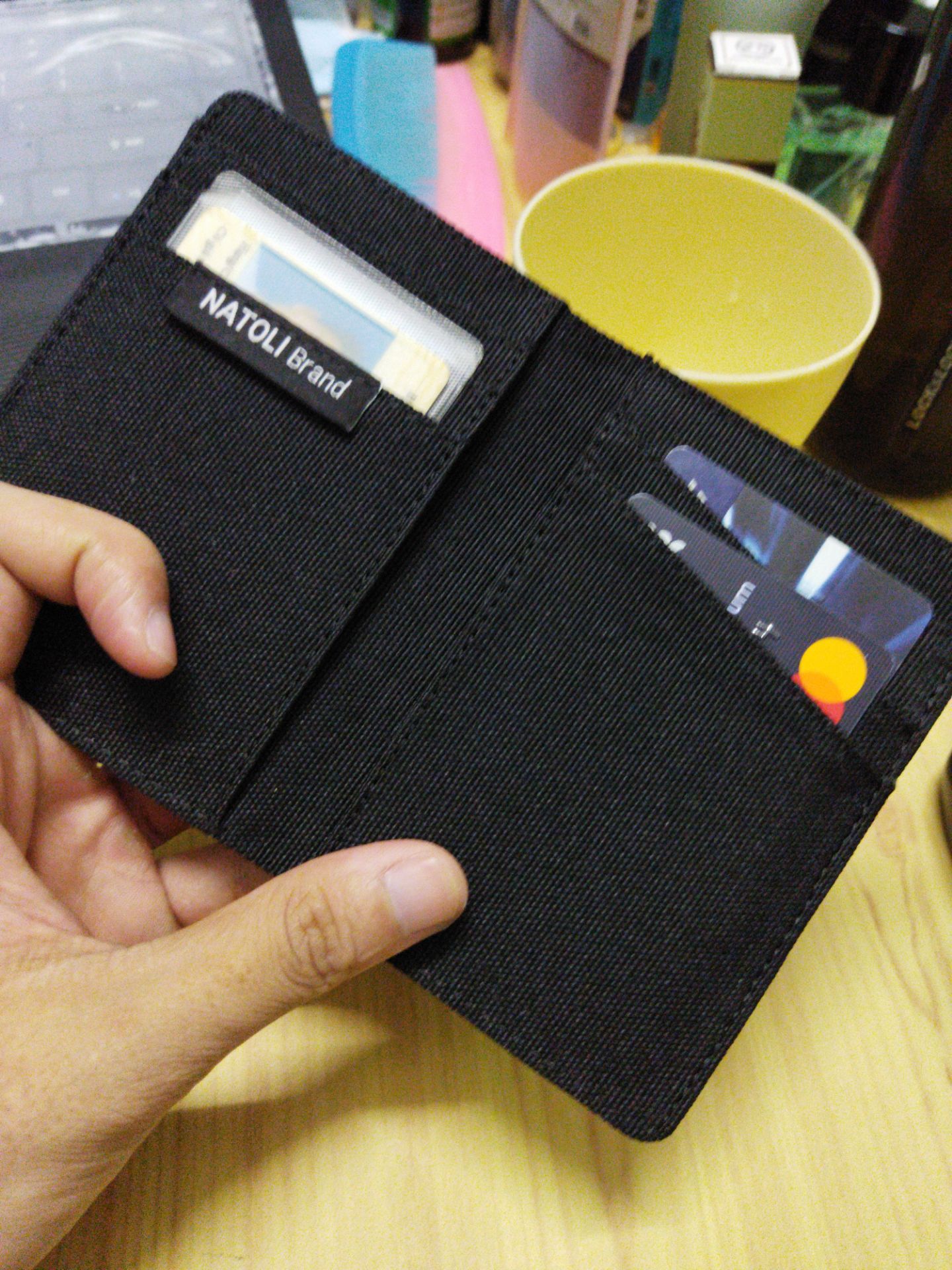 Ví nhỏ gọn. mua với giá 200k nên ổn. mà bỏ tiền vào hơi vênh nha