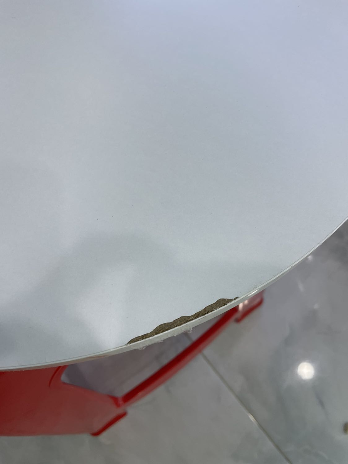 Do dịch nên vận chuyển hơi chậm, mặt bàn có vài chỗ bị tróc