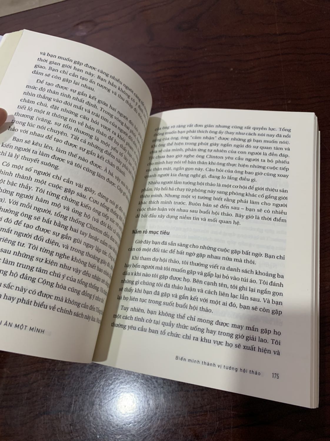 Sách còn nguyên seal nilon, đóng gói cẩn thận, mình chọn giao trong ngày luôn thì tầm 5 tiếng là có sách rồi ??sách mình chưa đọc nên sẽ review sau, nhưng đọc đánh giá của mọi người thấy rằng ai đang làm về kinh doanh hoặc làm sales thì rất nên đọc qua nha ??