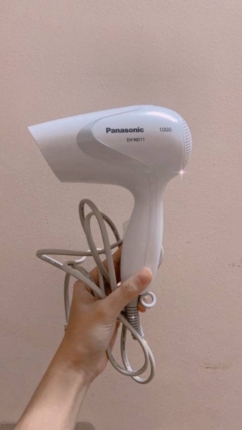 Mình đã sử dụng máy, máy mới xinh xẻo nhỏ gọn, cầm nắm nặng và chắc tay lắm. 
Lúc đầu thấy máy hơi nhỏ nghĩ sấy lâu khô tóc nhưng máy chạy rất êm, công suất tốt, sấy tầm 5p là tóc đã gần khô và không bị nóng quá. Lúc sấy có một chút mùi hôi vì máy còn mới.
Tiki no.1, máy mới, & xịn và đẹp, giao hàng nhanh.