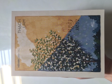 Sách mới,  bìa sáng bóng. Mặt sau sách có vết lõm và xước hơi xót 😢