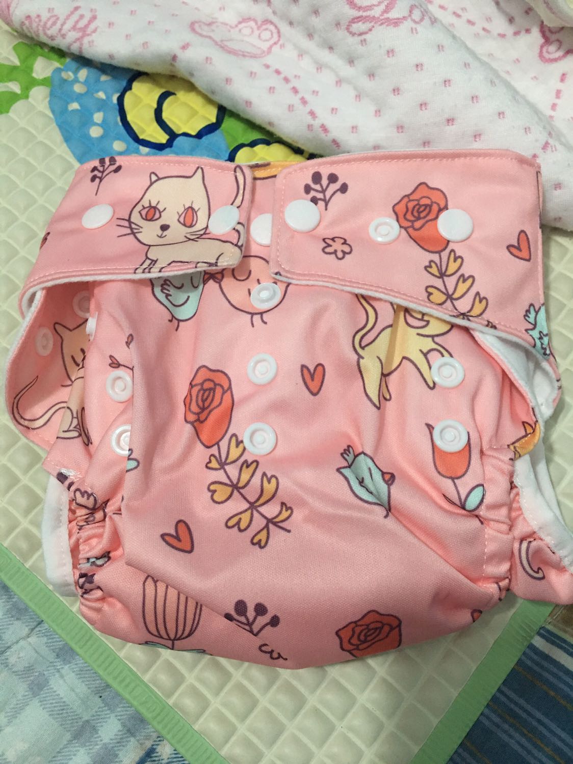 Vải đẹp, thấm hút tốt, nhưng dù giặt bằng máy thì vẫn rất lâu khô. Bé nhà mình 4kg mặc hơi rộng nên khi nằm nghiêng thì nước tiểu bị tràn ra ngoài