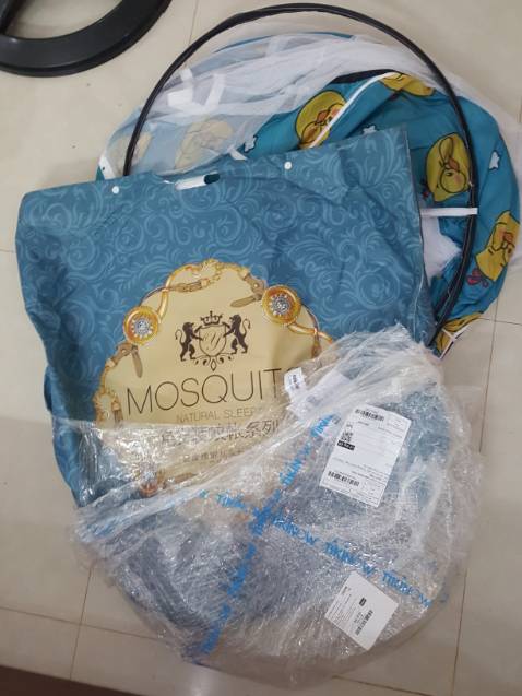 Cảnh báo!!! Mình mua sản phẩm mùng Mộc Miên trắng viền hồng 3 cửa size 1.8mx2m mà tới khi giao cho mình sản phẩm khác hãng (không biết nước nào), khác màu, chất lượng cực kỳ kém, dưới đáy bọc kín mùng không thể nhét vô nệm, túi đựng bị rách, khóa kéo xộc xệch dễ bung... Mùng như vậy ở chợ có bán giá chỉ khoảng 2xx-3xx. Mình yêu cầu đổi trả sau 1 tuần gửi ***, liên hệ trả hàng và chờ đợi lại nhận 1 sản phẩm chất lượng trời ơi y như lần đầu giao cho mình. Tổng cộng 2 tuần mình vừa mất tiền vừa bực mình vừa khó chịu. Đang đợi Tiki hoàn tiền cho mình.

Ps: Riêng khâu support của Tiki rất tốt. Xử lý yêu cầu ngay khi khách đang gọi điện.