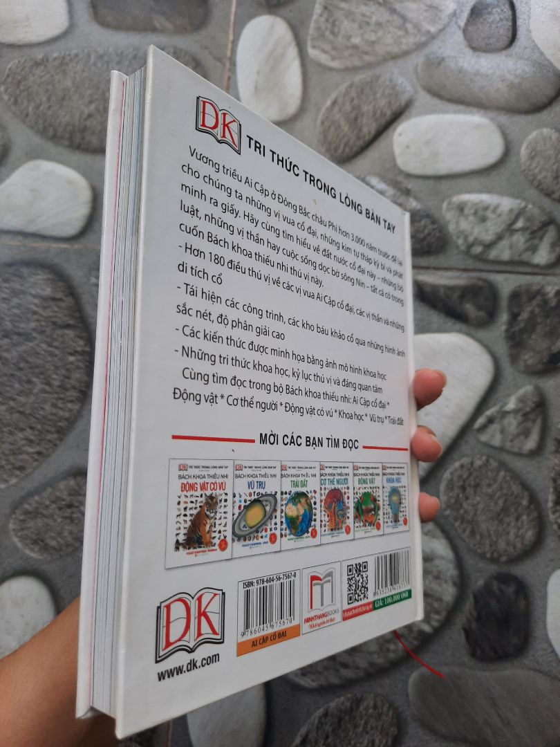 sách nhỏ, xinh xắn, bìa cứng chắc chắn. hình ảnh minh họa nhiều, màu sắc đẹp, chú thích và mục lục rõ ràng. bao bì cẩn thận, sạch đẹp.
Nội dung chưa đọc kỹ, đang rất háo hức đọc. nên không dám nói kiến thức trong sách là đúng sai thế nào nghen bạn