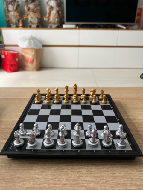 Chờ nhận hàng cũng hồi hộp vì thấy *** shop khác bi chê nhận hàng k đúng thực tế. Nhưng nhận được rồi thì hơn mong đợi. Bàn cờ nhìn đẹp và chắc chắn lắm. Bé bé xinh xinh thôi nhưng đẹp. Noi chung là rất ưng. Ưng từ cái bàn đến các quân cờ. Nhận hàng cũng nhanh. Đáng mua nha mn. Chờ nhận hàng cũng hồi hộp vì thấy *** shop khác bi chê nhận hàng k đúng thực tế. Nhưng nhận được rồi thì hơn mong đợi. Bàn cờ nhìn đẹp và chắc chắn lắm. Bé bé xinh xinh thôi nhưng đẹp. Noi chung là rất ưng. Ưng từ cái bàn đến các quân cờ. Nhận hàng cũng nhanh. Đáng mua nha mn.