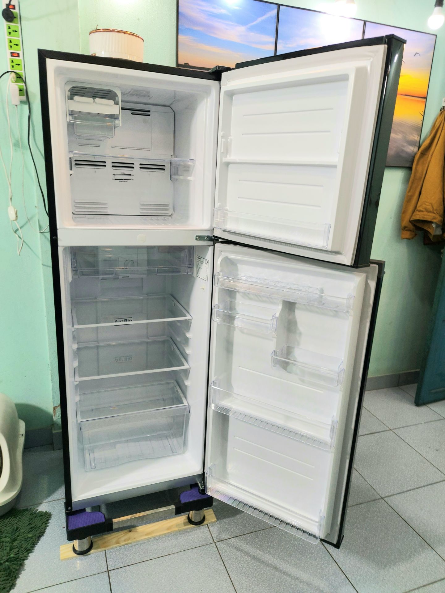 Mình nhận được hàng là ko có gì để chê nhe:
- Hàng nguyên seal, nguyên kiện. Hàng mới, ko trầy xước hay móp méo gì. Đầy đủ phụ kiện đi kèm.
- Giao hàng nhanh, giao bằng xe tải chuyên dụng nên ko sợ tủ bị ảnh hưởng như một số nơi giao bằng xe máy. Anh shipper vui vẻ và nhiệt tình.
- Giá tốt hơn thị trường rất nhiều.

Sau khi nhận được tủ thì 4,5h sau mình mới cắm điện:
-Ngăn đông sau khi cắm điện tầm 1 phút là đã có luồng khí thổi ra nhưng chưa lạnh, 30 phút sau thì ngăn lạnh đã rất lạnh rồi (lúc này mình để nhiệt độ ở mức MIN).
- Ngăn mát thì lâu hơn, tầm 2h sau mới lạnh dần (lúc này mình cũng để nhiệt độ ở mức MIN).
- Cả 2 ngăn chạy dc tầm khoảng 3h thì độ lạnh đã dần ổn định, nhưng mình thì để tủ chạy 8h sau thì mới trữ thực phẩm và sử dụng bình thường (lúc này mình để nhiệt độ cả 2 ngăn ở mức MID - mức trung bình) thì thấy nhiệt độ phù hợp nhất.
- Khi mới cắm điện là 2 bên thân máy nóng lắm nha, đứng gần thôi là cảm nhận được hơi nóng hừng hực luôn, nhưng 3h sau là thân máy nguội dần và mát trở lại.

Tủ chạy êm, ko ồn lắm đâu, nhiều khi mình ko nghe thấy gì tưởng máy bị lỗi ko chạy nữa, mình áp tai vào thì mới nghe tiếng máy chạy 🤪

Mọi người nên mua sử dụng nhe. Đáng đồng tiền bát gạo lắm á.

👉 Nói chung là Ưng Lắm Nha❤ 5 ⭐