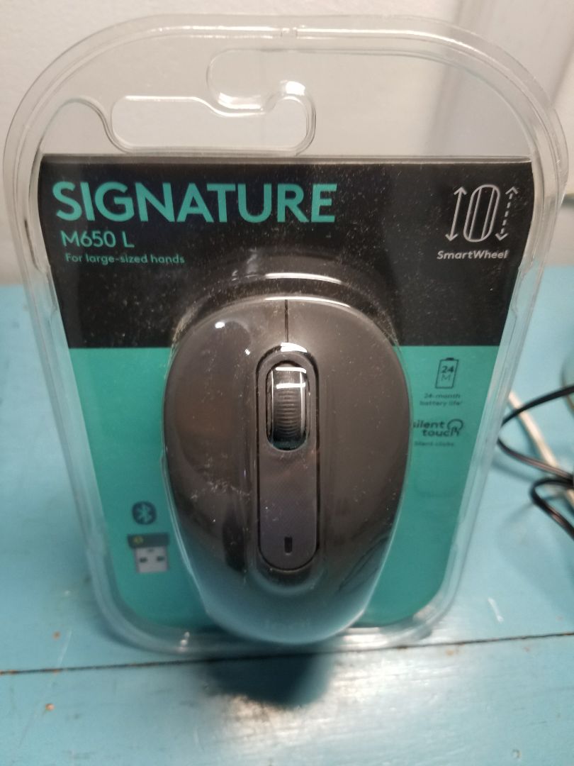 Chuột bấm êm tay. Có kết nối Bluetooth nên không lo thất lạc cục bolt. Size chuột lớn nên cầm rê k bị mỏi cổ tay. 
Số S/N của trong chuột và trên nhãn lại khác nhau?? 
Miếng lót dưới chuột không mới như mình tưởng. Dấu hiệu đã di chuột nhiều.