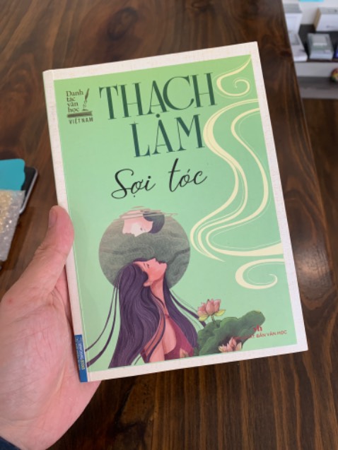 Tập truyện ngắn này của Thạch Lam ko hay lắm, văn phong hơi nhàm. Ông chỉ thực sự thể hiện tốt cách hành văn tạo độ sau cho các mẫu truyện ở tập "Gió Lạnh Đầu Mùa"