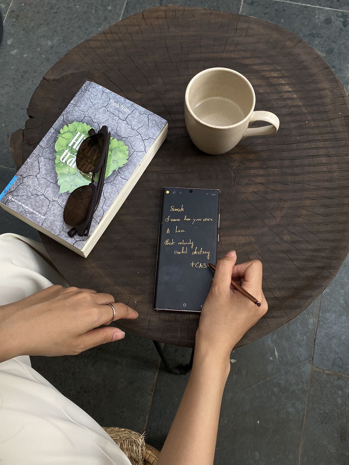 Sống bình yên giữa lao đao cuộc đời qua những lời dạy của Thầy. Một cuốn sách hay giúp mình thay đổi cách nhìn nhận về những điều vẫn đang diễn ra trong cuộc sống: hạnh phúc, khổ đau, tình thương, ích kỷ, thành công…