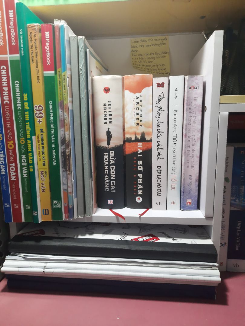 Kệ đẹp màu sắc ưng ý có điều giao có góc bị  hư và dính nhiều bụi gỗ, keo