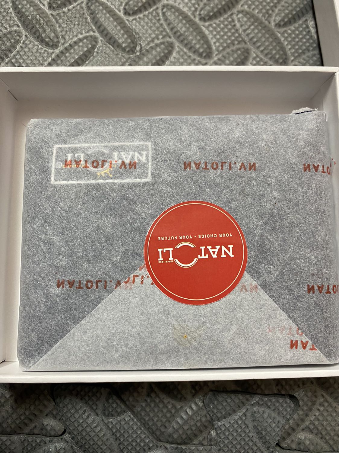 Thực ra ko có gì đáng phàn nàn. Chất liệu và may thì rất ok. Nhưng đáng tiếc là giao nhầm từ đứng thành ngang.