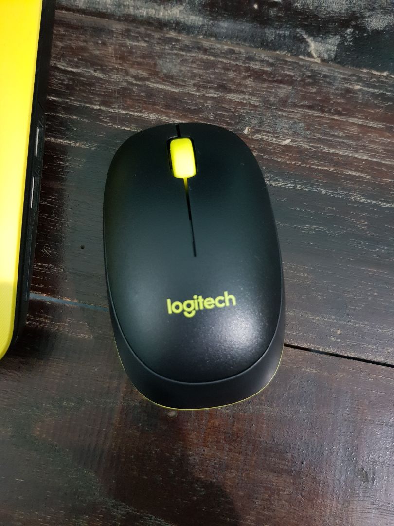 bàn phím chắc chắn. hiện tại *** ko vấn đề gì. mua do phím laptop bị hỏng. com bo cả chuột luôn. tông màu vàng hợp với cái laptop ghê. giao hàng từ HCM ra HN nên thời gian có lâu hơn chút.