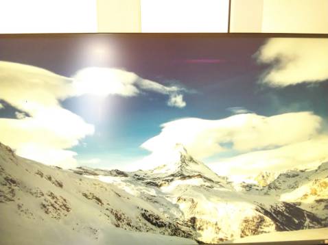 Hàng đóng gói quá sơ sài, mở ra thì lỗi hở một mảng màu. Yêu cầu đổi trả thì lại bắt bớ không được dính băng vào hộp? Khó hiểu??? Do dịch vận chuyển chậm chễ gần 2 tuần. Ai thông cảm cho tôi? Khách hàng là thượng đế?