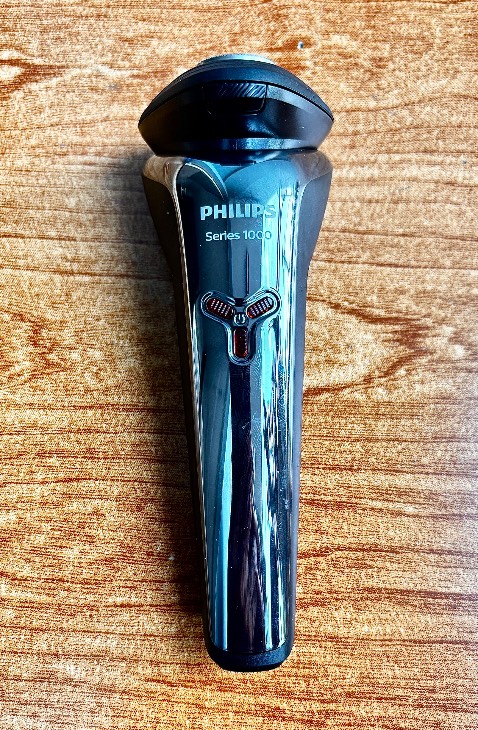 Sản phẩm đúng như quảng cáo. Lần đầu sạc mất 3 giờ mới đầy pin . Cạo râu rất sạch ko thua gì bằng cạo lưỡi dao .