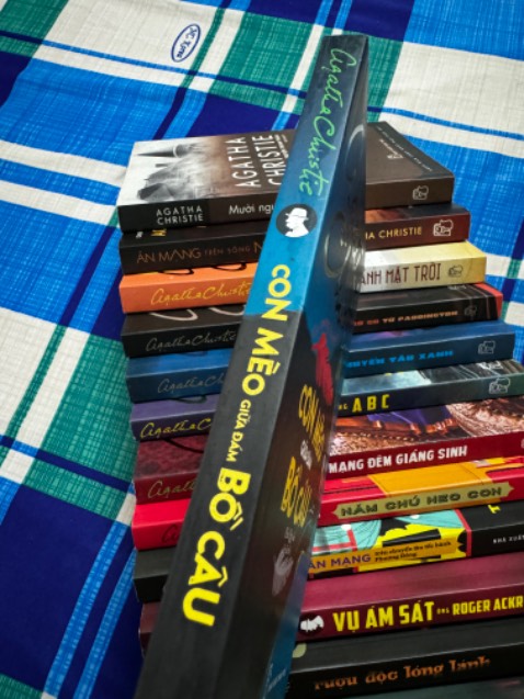 Sách trinh thám của Agatha Christie auto hay. Shipper giao đúng hẹn.