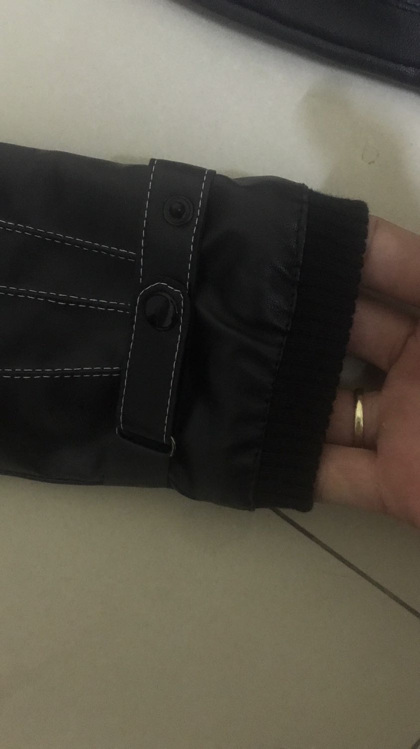 Găng tay đẹp, nhìn khá là ok. Dam mềm và sáng bên trong có lót lông đeo rất ấm. Đi mưa về lau cái là ok ko lo bị ướt. Sản phẩm đẹp và mình khá là ưng ý. Với giá khá là rẻ mà sản phẩm như vậy là mình thấy ưng lắm rồi. Cảm ơn shop.