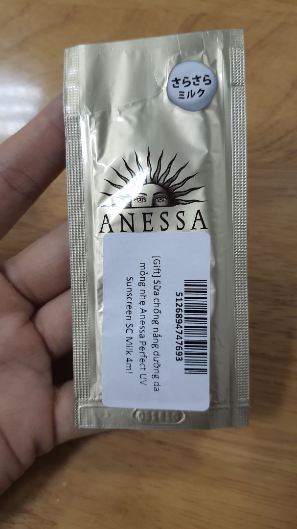 hàng mua của Shop chưa bao giờ làm mình thất vọng, check các kiểu con đà điểu luôn nha mn, nhận dc hàng hơi bất ngờ vì có thêm gift là gel rửa mặt senka to đùng 100g nữa, mua 1 bộ 2 sp gồm kcn và xịt chống nắng mà giá bằng 1 món, hời quá. cảm ơn shop nhiều