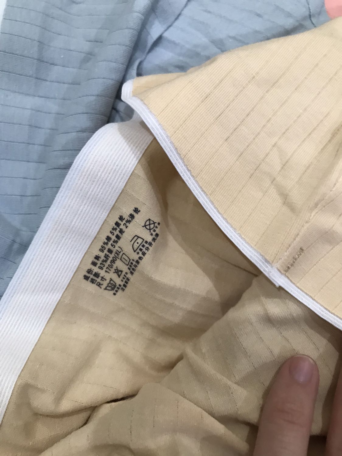 Shop giao kì v. Đã không đúng mẫu còn không đúng size. Trong khi chờ nhận hàng thì quá lâu?