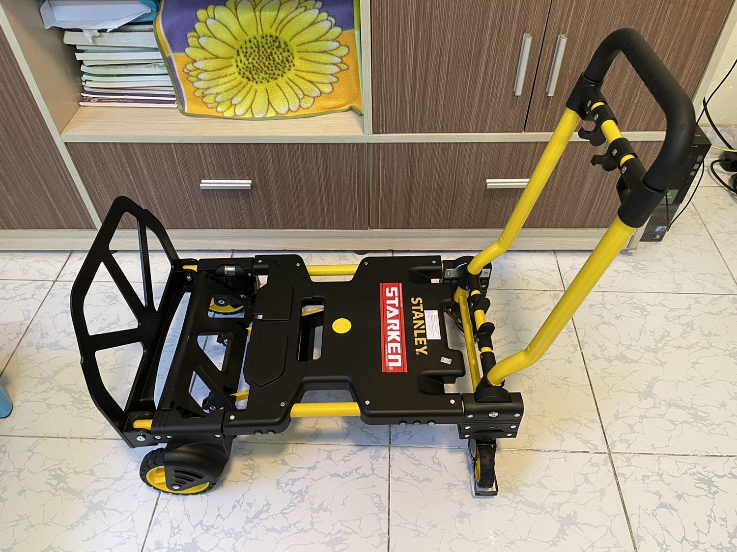 4,5 sao
Khung chắc chắn, bánh xe chạy êm, màu sắc đẹp, tay cầm cao su rít và êm, mở và xếp nhanh. Các khớp chắc chắn, độ rơ nhỏ. Khi tay cầm dựng đứng, khung bánh xe nhỏ có thể hít sát vào thân nhờ nam châm.
Hai bánh xe bắng nhựa. Bánh xe nhỏ hơi mong manh, nên phải chú ý khi đi qua gờ. Phần sàn chở hàng không có khung thép ở giữa nên chỉ phần nhựa chịu lực nên hơi yếu.