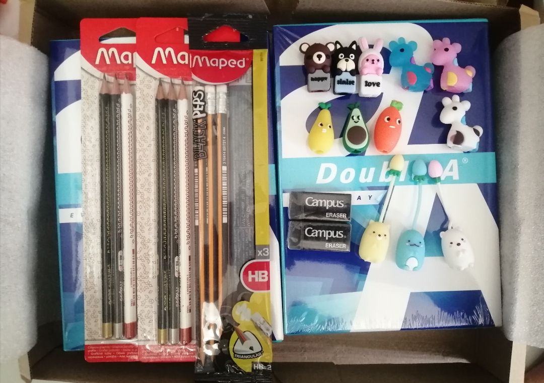 Giấy tốt, giá cũng rất phù hợp Nhà sách đóng gói tạm ổn, điều khiến tôi thất vọng là nhà sách chưa gửi hàng mà app Tiki đã hiển thị là "đang vận chuyển", làm tôi hóng 3-4 ngày tới tận ngày giao dự kiến nhưng chẳng thấy đâu, hỏi ra thì mới biết hôm ấy nhà sách mới bắt đầu gửi hàng, thế là tôi phải đợi thêm 3-4 ngày nữa. Tôi vừa thất vọng vì nhà sách làm việc trễ nãi nhưng cũng rất thất vọng về cách Tiki hiển thị cho khách hàng về trạng thái của đơn hàng. Mỗi một người khách đặt hàng đều rất trông chờ đơn hàng của mình nên Tiki hãy hiển thị rõ ràng và đúng trạng thái đơn hàng để khách khác không thất vọng như tôi.