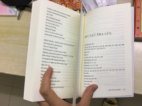 Nguyễn Tường Bách gây ấn tượng với mình đặc biệt với cuốn Lưới trời Ai dệt và Đạo của Vật lý và cuốn này của chú không khiến mình thất vọng dù mình biết đây chỉ là ký sự thể hiện con người tâm linh của chú. Sách dày và cuộc hành trình của chú đi rất nhiều nơi với nhiều cảm khái bắt nguồn từ các hiểu biết rộng của chú nên người đọc với vốn hiểu biết và vốn sống nông và ít thì sẽ nhanh chóng chán hoặc ngộp nhất là những khi chú đề cập đến đạo Phật. Lịch sử, tôn giáo và cuộc sống qua con mắt chú càng về cuối sách càng đậm chất huyền bí tâm linh khá thú vị. Cá nhân mình thích 1/3 đầu cuốn sách vì các hiểu biết lịch sử và xã hội của chú. Dù sao thì với mình, cuốn sách này cũng chỉ là một sách giải trí có chiều sâu ngang hàng các tác phẩm kỳ ảo lớn vì mình không tin chuyện thần phật. Với những ai không muốn mất thời gian tìm hiểu về đạo Phật thì đọc cuốn này cũng tương đối tổng hợp về đạo Phật và cá nhân mình thấy còn hay hơn cuốn ‘Vũ trụ quan Phật giáo - Triết học & Nguồn gốc’. Sách này đáng để trở thành tư liệu tham khảo hoặc truyền cảm hứng sáng tác cho những ai theo đuổi nhà văn, biên kịch hoặc tác giả truyện tranh.