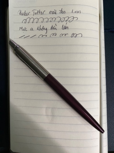 Viết đẹp, cầm khá thích. Màu tím hơi đỏ đô quá. Màu mực không đều lắm. Viết rất êm.
Dòng Jotter nổi tiếng lắm mà thực tế mực lại không đều đẹp.