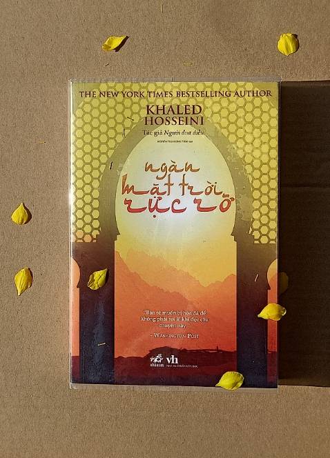 Cuốn sách hay thứ nhì năm nay mà mình đọc được (sau Tuổi thơ dữ dội). Cho đến hiện tại thì Khaled Hosseini là nhà văn có cách kể chuyện hay nhất mà mình từng đọc. Tác phẩm này thậm chí còn hay hơn cả "Người đua diều" và khiến mình phải suy nghĩ về nó một thời gian dài sau khi đọc xong.