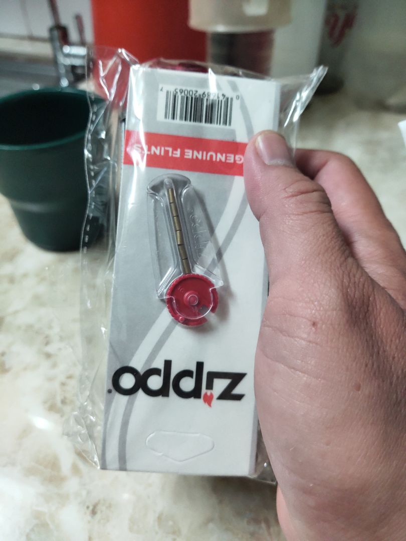 shop để bộ 2 bình xăng zippo mà mình khui ra thấy chỉ có 1 bình xăng và 1 hộp đá là sao vậy shop.Mình ỷ y kg kiểm tra hàng lúc giao,và hôm nay mình lấy ra sử dụng thì thấy chỉ có 1 hộp.Mình hơi bức xúc nên shop cho 1 câu trả lời thoả đáng.