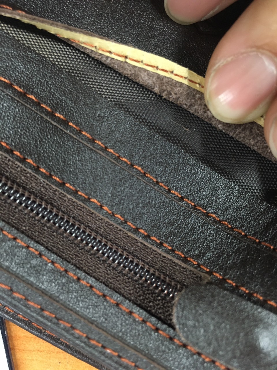 SẢN PHẨM NHẬN ĐƯỢC LÀ DA TỔNG HỢP ! KHÔNG PHẢI DA BÒ ! NHƯNG ĐƯỜNG MAY TỐT ! TẠM ỔN