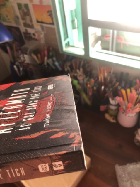 Sách bị gãy mép, các trang sách cong queo và có hẳn 1 cọng tóc bên trong, đóng gói sơ sài mình còn không nghĩ đây là sách mới nữa cơ :))))))) với giá 150k mà chất lượng như này là quá thất vọng luôn ấy. Mua sách nhờ xem booktok mà giờ ko lẽ lại làm content bass chất lượng sách. Chỗ bán mà khác Tiki Trading là mình cũng đắn đo lắm ấy không ngờ sách kém chất lượng thật :))))))))