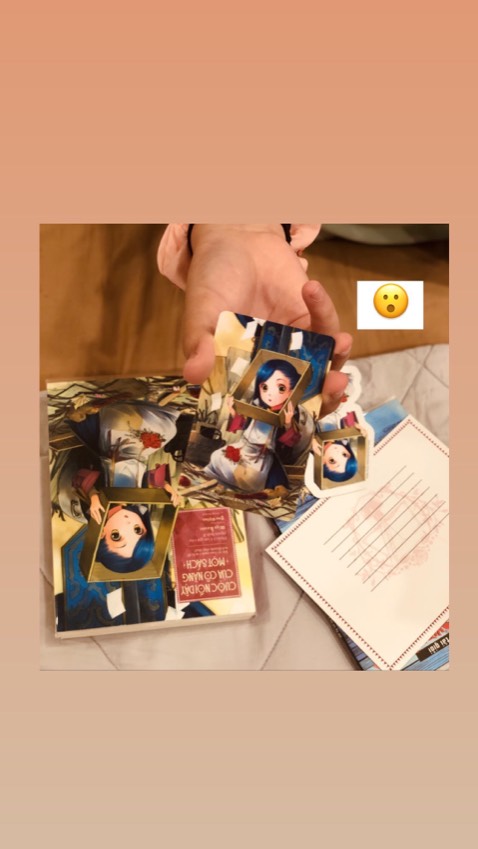 Chất liệu giấy tốt,giá được sale và còn được tặng card bo góc lạ mắt.Cảm ơn shop và mình đang chờ đợi cho phần tiếp theo 😍