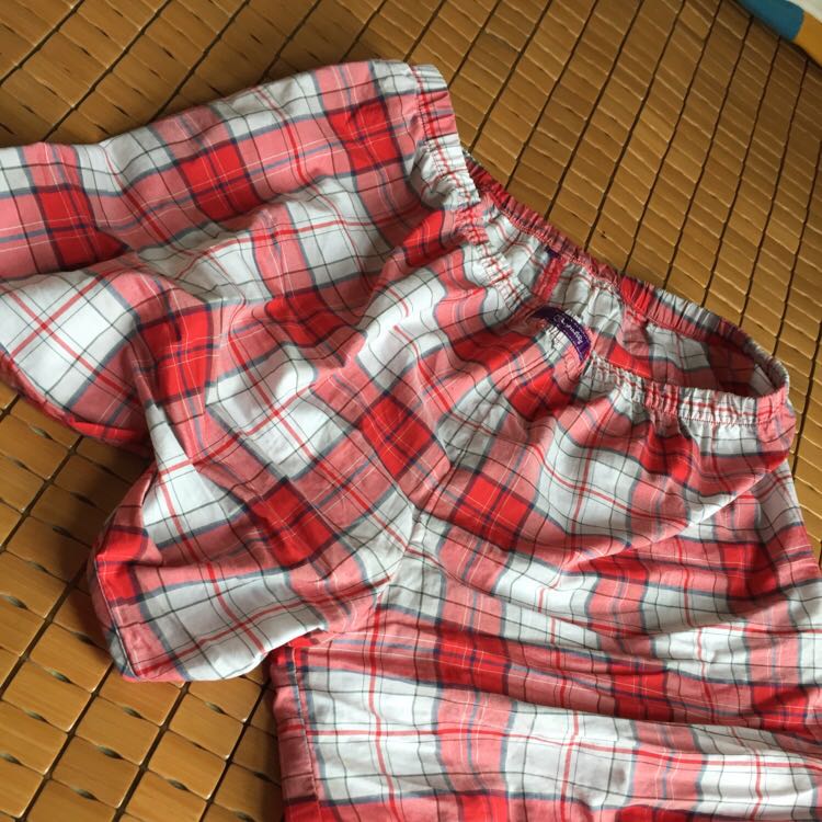 Quần dùng rất thích, chất liệu vải mềm, mặc thoáng mát, thoải mái, đẹp nữa. Giá quá rẻ so với chất lượng mặt hàng. Chắc mua thêm một lô nữa để dùng nhưng sẽ chọn size M thay vì L chắc sẽ đẹp hơn (mình 55kg, mua cỡ L ) mặc hơi rộng chút chắc M phù hợp hơn.