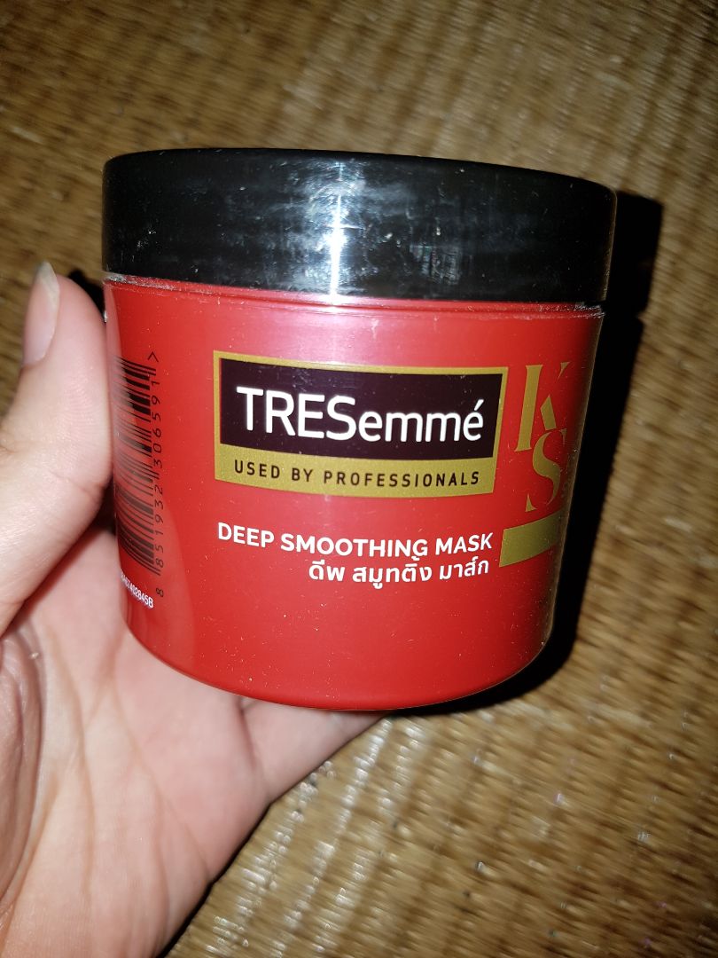 Sản phẩm y hình, mùi khá thơm. khi xả nước xong tóc còn ướt xờ lên cảm giác như vẫn còn đinh dầu ủ. không biết là do mình xả chưa sạch hay là kem ủ vốn như vậy nữa. thấy hơi lo lo hihi