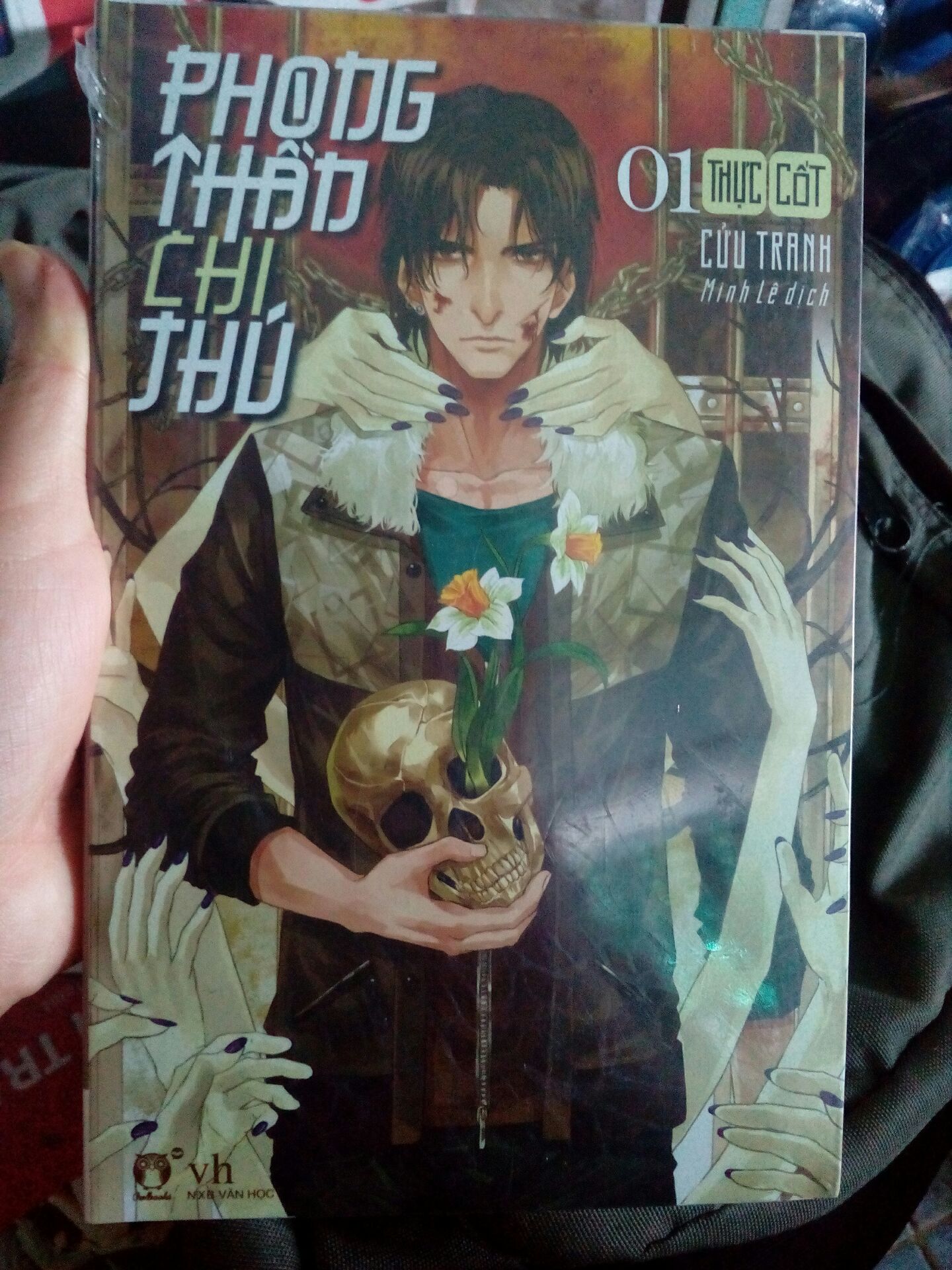 là truyện kinh dị nữa, rất đúng gu mình, cực kì GAY cấn, hồi hộp, đọc vào buổi đêm mà rén dã man, sách mới nguyên, còn được bọc màng co đàng hoàng, tiếc là ko có post card