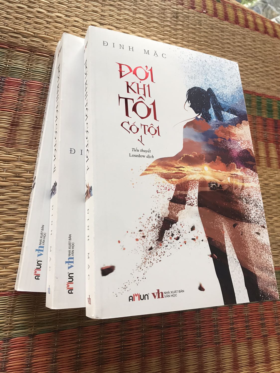 Không biết do Tiki đóng gói hay bên đơn vị vận chuyển làm móp méo hộp, mình không ưng về khâu này! Nhưng vẫn cho Tiki 5 sao khích lệ, vì mình luôn tin dùng Tiki.
Còn về sách của má Mặc thì mình không bàn cãi nữa! Nói là fan ruột thì cũng không phải, tại mình không có trọn sách của má, nhưng mê sách má viết về thể loại trinh thám cực kì! 
Tiếc là lần này không lấy được bản đặc biệt! buồn 1 phút ❤️