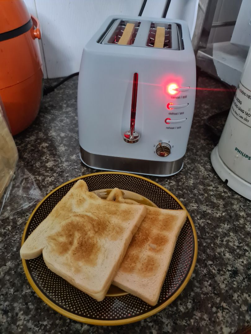 Máy sử dụng rất ok. Máy mạnh, mình nướng mức 3 nhưng đã ra màu vàng đủ dùng rồi. có điều dây điện hơi ngắn nên sẽ cần đặt máy ở gần ổ điện. Máy không có đồ đậy nên dùng xong mình hay lấy khăn phủ lên để đỡ bụi. Mua ở tiki sale còn khoảng 480k khá ok