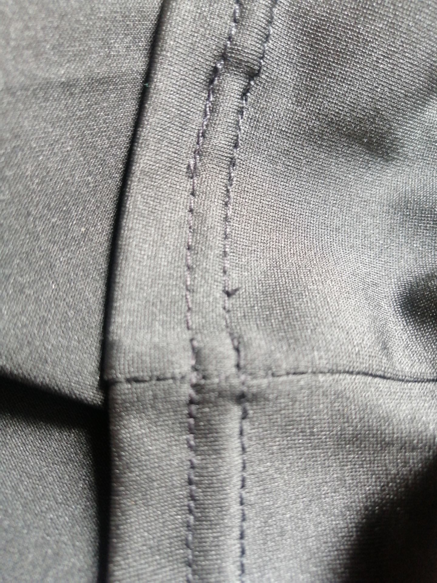 Tạm được. Áo nhẹ nhưng chỉ may 1 đường chỉ máy 2 kim. Ko biết dc bao lâu. Mới nhận đã xúc chỉ.