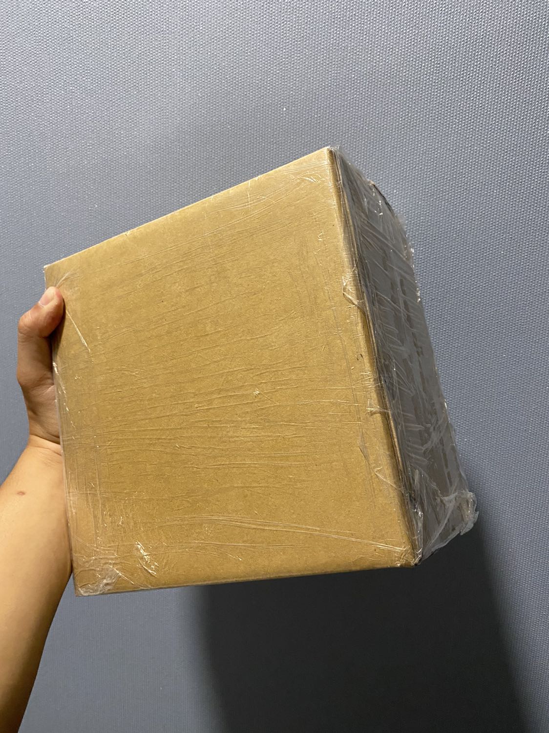 Ấn tượng đầu tiên là shop đóng gói sản phẩm rất kỹ lưỡng, hộp rất dày giúp form mũ không bị móp méo lúc vận chuyển
Bên trong còn đóng thêm lớp bì 😂😂😂
Nón đẹp, chất vải tốt, form cứng cáp
Nói chung giá và chất lượng không chê vào đâu được.
Sẽ ủng hộ shop lâu dài ^^