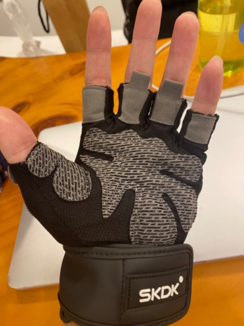 Sản phẩm rất tốt. tay mình mang vừa size M, bao tay thun có thể co giản nên tay to hay nhỏ tí thì vẫn dùng ok. lòng bàn tay có đệm silicon chống trợt rất xịn xò. mới mua về hơi có mùi nhựa nhưng xài 1-2 ngày là hết. bao vải này có vẻ phải giặt thường xuyên để tránh bị hôi, do hút mồ hôi khá nhiều. nhìn chung là 5sao khỏi nói nhiều, shop giao hàng 2h rất nhanh