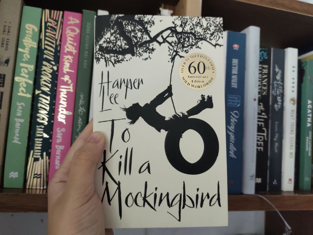 Rate 5/5 cho truyện vì mình tin rằng câu chuyện của Harper Lee vào thời điểm câu chuyện này là một sự thể hiện chân thực về cách thức đáng buồn mà hầu hết xã hội thời bấy giờ đã và vẫn đang xảy ra. Thật là sảng khoái và đáng lo ngại khi được nhắc nhở về cách mà nhiều người có trí óc gần gũi. Sự thật là sự thật nhưng chúng ta lại phủ nhận nó để rồi bị cho là đánh mất sự đồng cảm và lòng trắc ẩn đối với người khác, những người phủ nhận tìm cách đánh *** sự thật. Cảm ơn trời trong câu chuyện này, chúng ta có thể nắm lấy sự thánh thiện của đức tin. Theo ý kiến của mình, chúng ta cần nhớ lại lịch sử để vượt lên trên nó chứ không phải là rửa sạch nó. Rate 5/5 cho truyện vì mình tin rằng câu chuyện của Harper Lee vào thời điểm câu chuyện này là một sự thể hiện chân thực về cách thức đáng buồn mà hầu hết xã hội thời bấy giờ đã và vẫn đang xảy ra. Thật là sảng khoái và đáng lo ngại khi được nhắc nhở về cách mà nhiều người có trí óc gần gũi. Sự thật là sự thật nhưng chúng ta lại phủ nhận nó để rồi bị cho là đánh mất sự đồng cảm và lòng trắc ẩn đối với người khác, những người phủ nhận tìm cách đánh *** sự thật. Cảm ơn trời trong câu chuyện này, chúng ta có thể nắm lấy sự thánh thiện của đức tin. Theo ý kiến của mình, chúng ta cần nhớ lại lịch sử để vượt lên trên nó chứ không phải là rửa sạch nó.